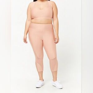 Plus Size Active Mesh Panel Capri Leggings PlusMedium Impact -Strappy Sports Bra